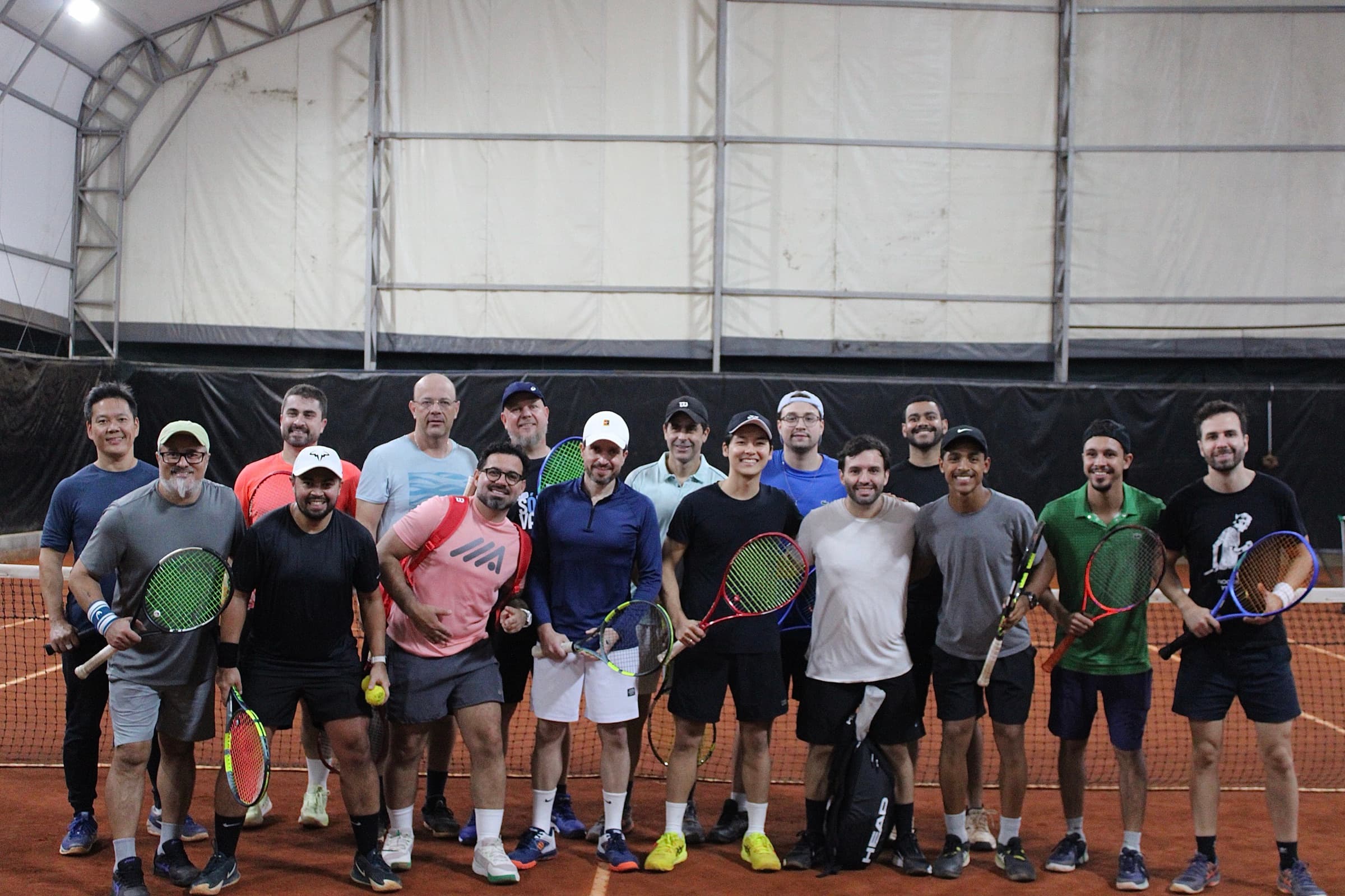 Tenistas da comunidade do Fukushima Tennis Club reunidos após uma clínica em quadra
